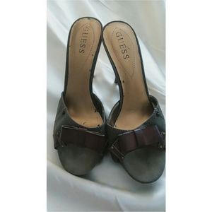 Guess ~ Green heels with bow